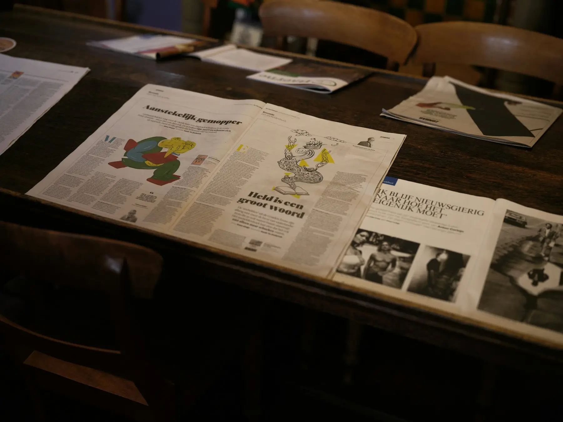 Journaux et magazines sur une table de rédaction